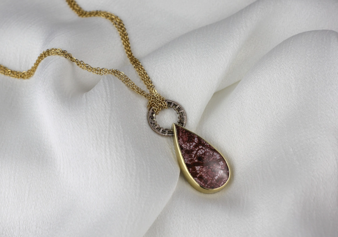 Wisior ze skamieniałym koralem