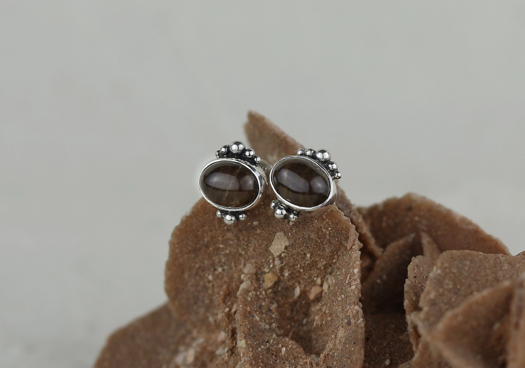 Kolczyki ze skamieniałym drewnem