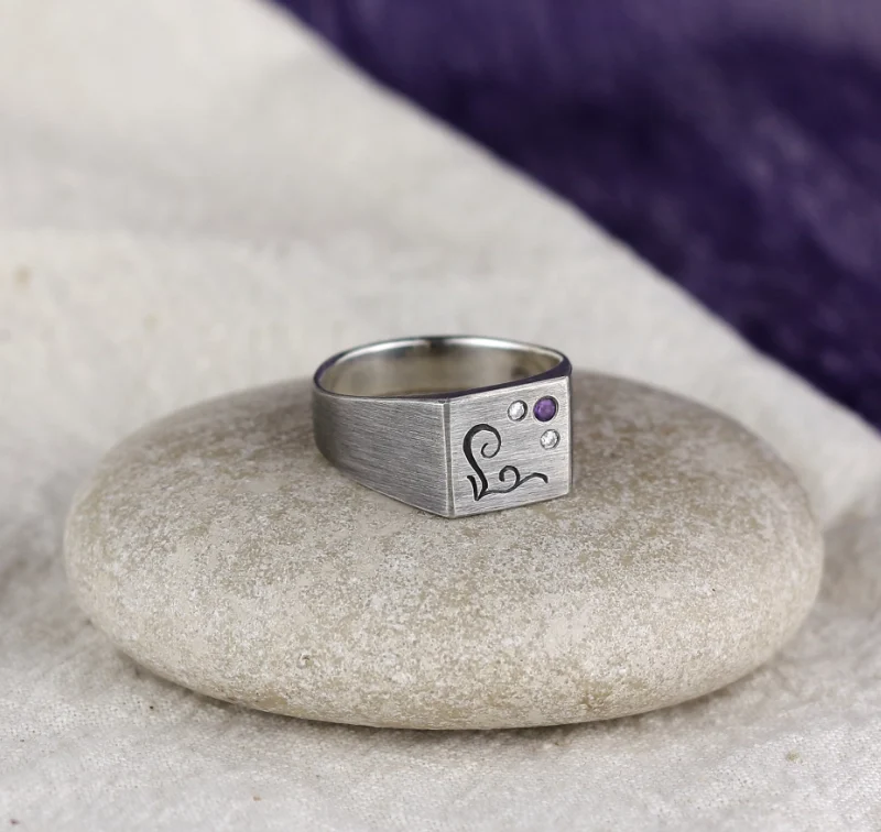 Sygnet grubo ciosany