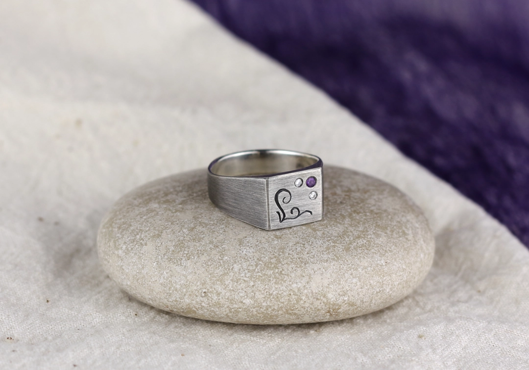 Sygnet grubo ciosany