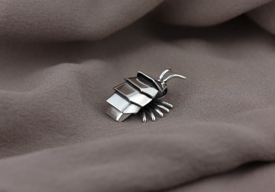 Srebrny wisiorek chrząszcz, inspirowany grą Gothic