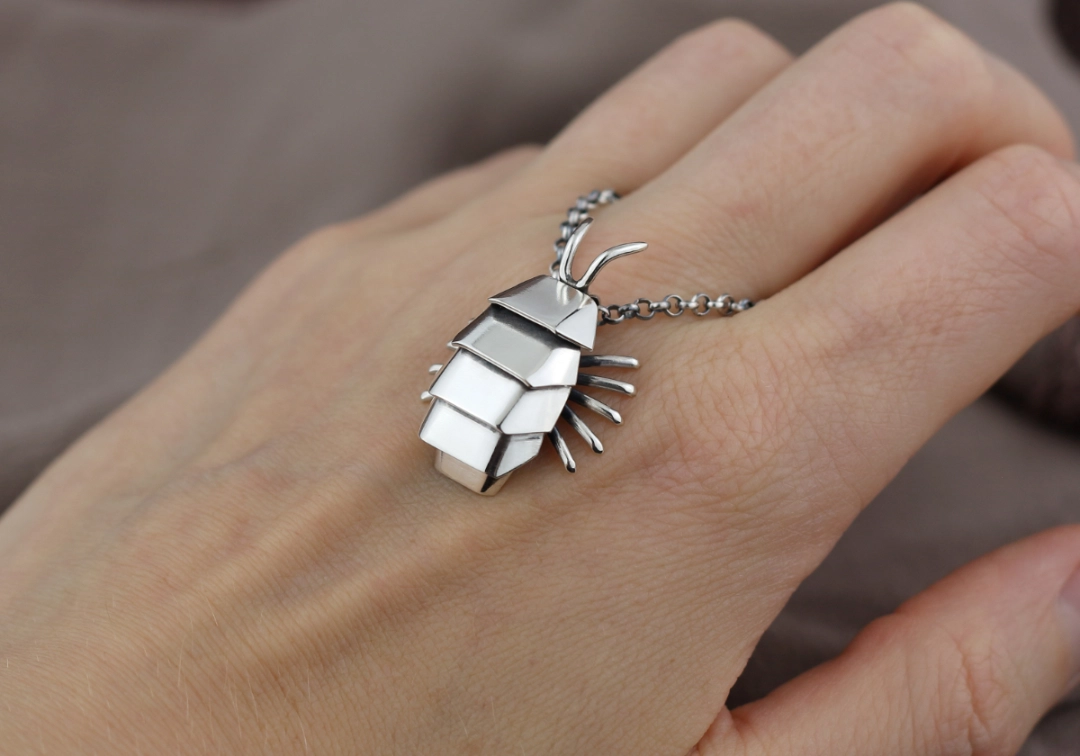 Srebrny wisiorek chrząszcz, inspirowany grą Gothic