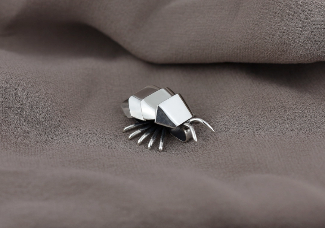 Ręcznie robiony wisiorek srebrny chrząszcz, inspirowany grą Gothic