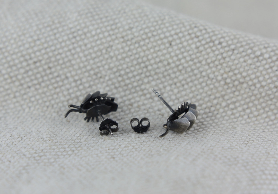 Srebrne kolczyki chrząszcze, inspirowane grą Gothic, ręcznie robione