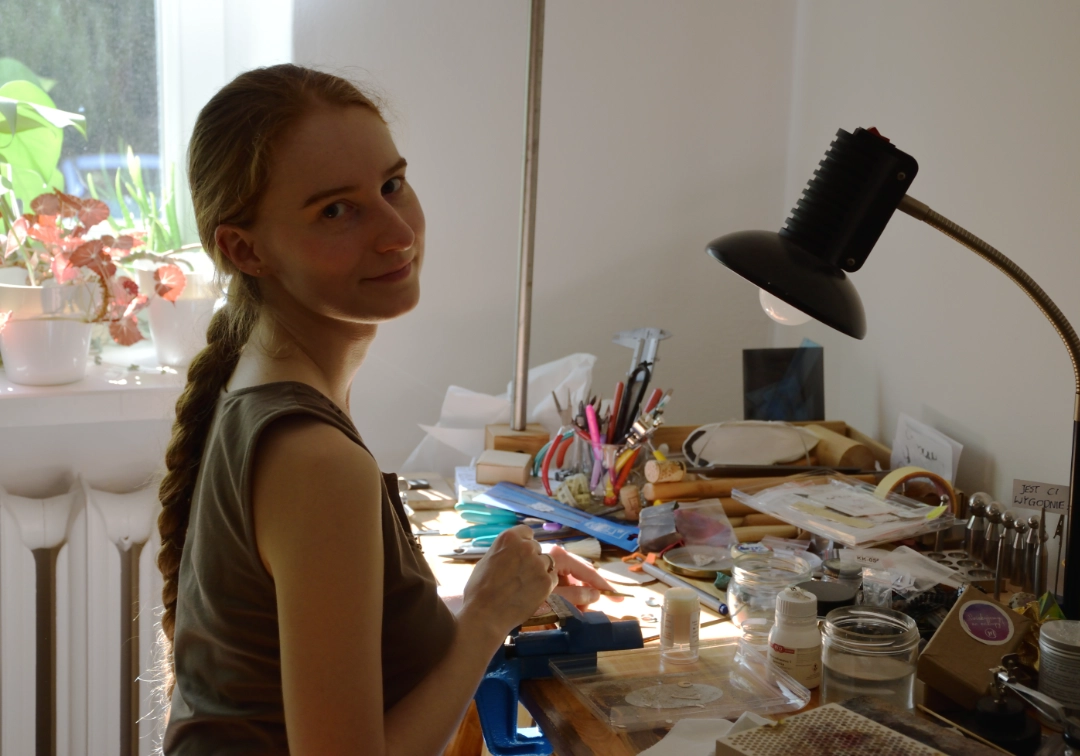 Zdjęcie autorki przy pracy