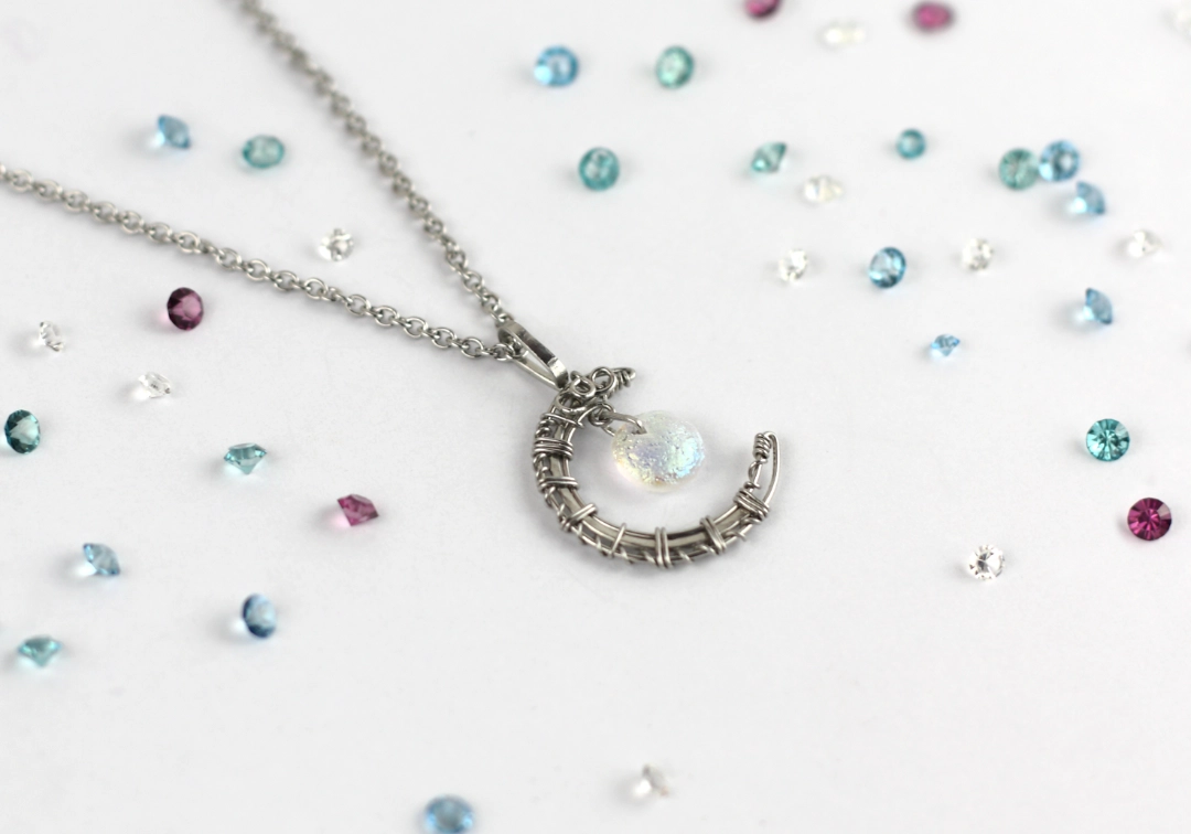 Ręcznie pleciony z drutu ze stali chirurgicznej wisiorek ze szklanym koralikiem, biżuteria wire-wrapping